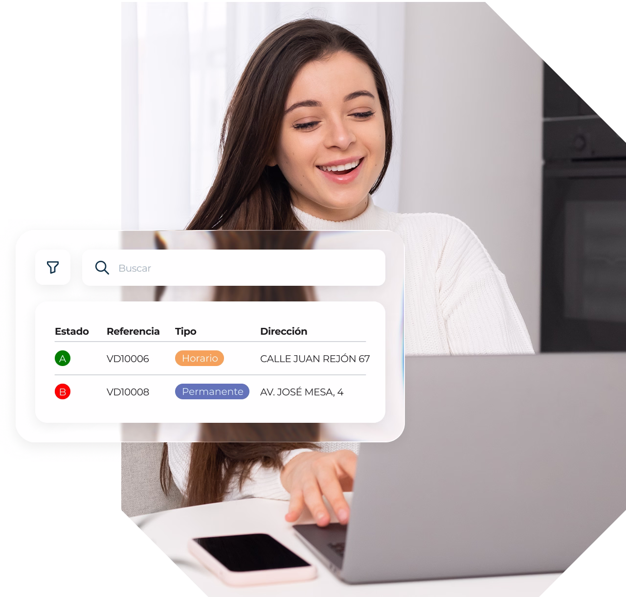 Mujer usando su laptop para acceder a información
